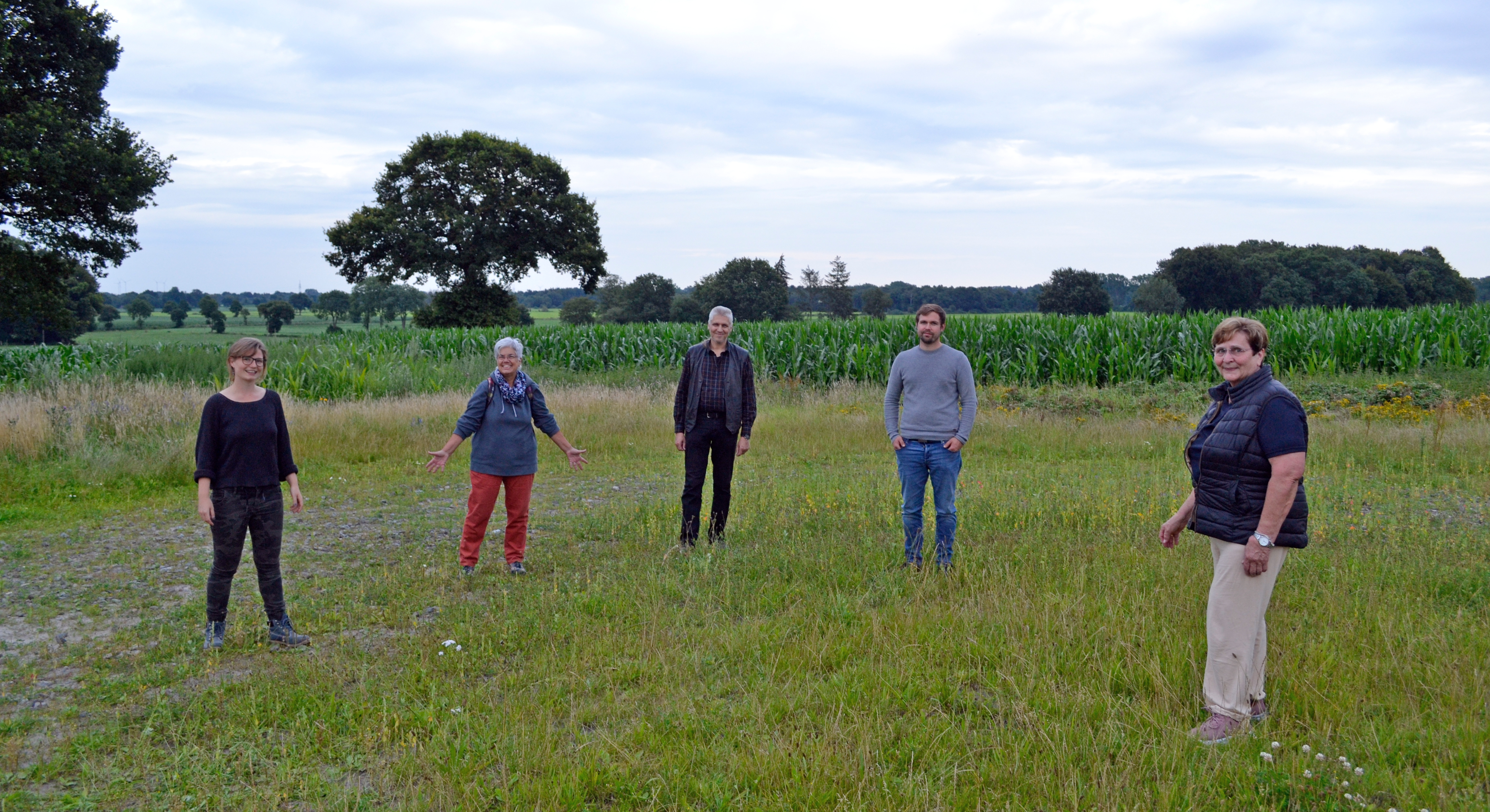 Beim Besichtigungstermin auf dem Feld in Hahn-Lehmden (von links): Alke Höpken, Geli Wald, Dirk Bakenhus, Landwirt Felix Müller und Helga Düser