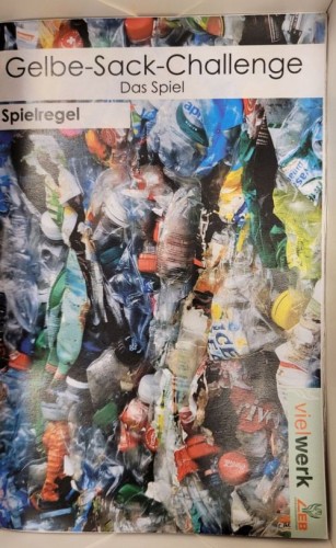 Begehbare Shampooflasche und das Gelbe-Sack-Challange-Spiel